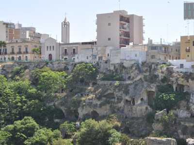 Dal cortile della roccaforte si possono ammirare le tante cavit� rupestri che si aprono in modo spettacolare sulla gravina